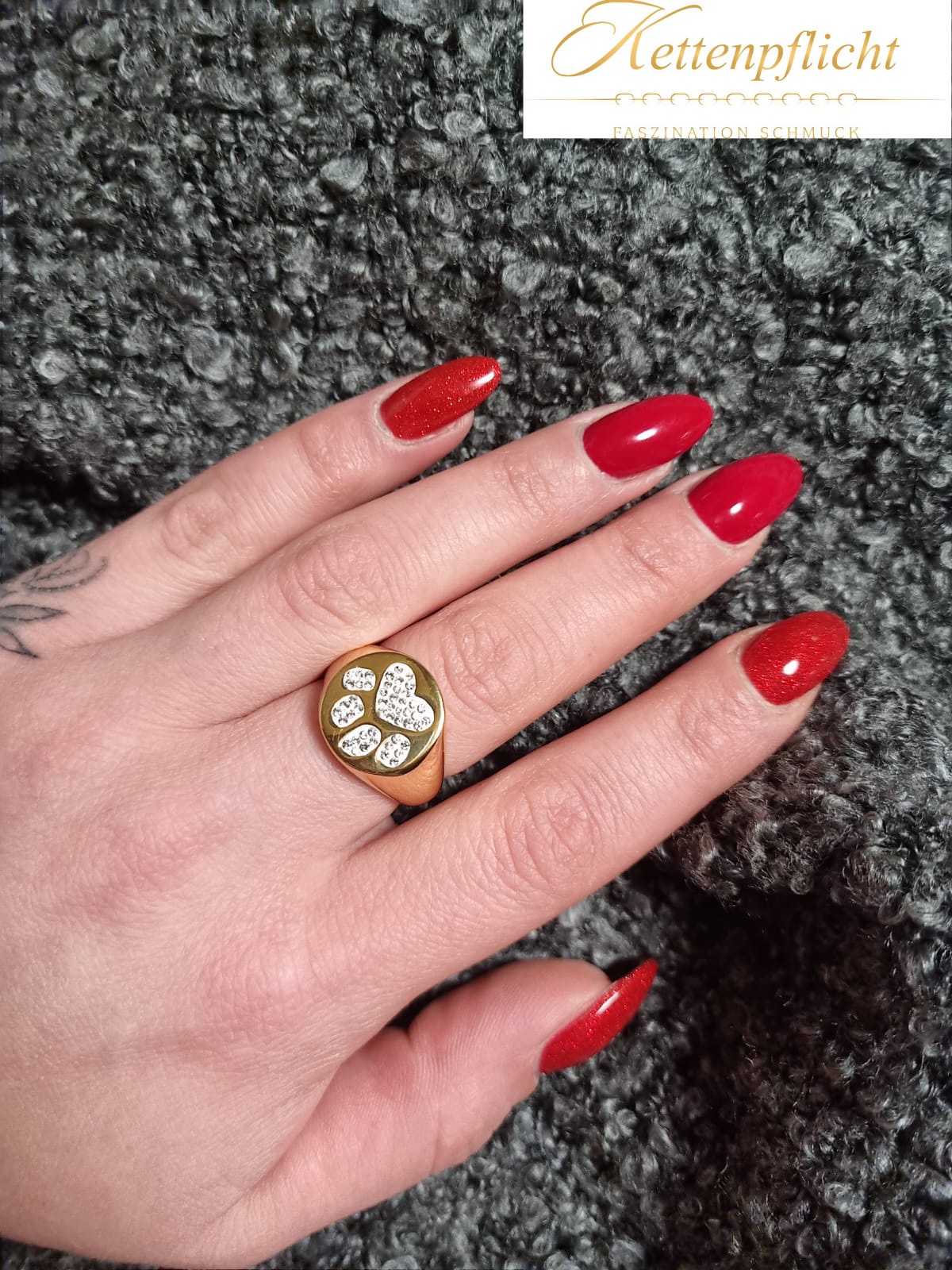 tatzenring-gold-auf-hand.jpg